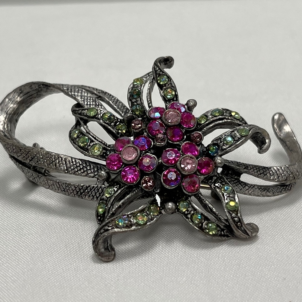 Vintage Starfish/Ribbon Brooch/Pin in Antiqued Silver Tone.
